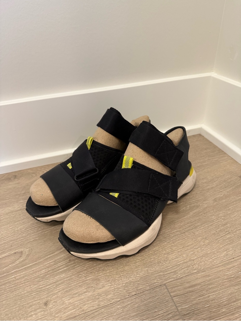 Sorel Kinetic Impact Sandals Womens 7.5 Black Yellow Strappy Platform VGUC